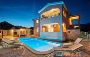  Beautiful home in Pano with WiFi and 5 Bedrooms  Плано